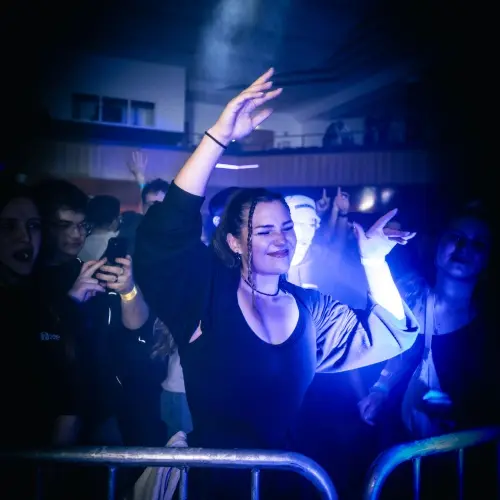 Glitched &amp; Electronic Movement